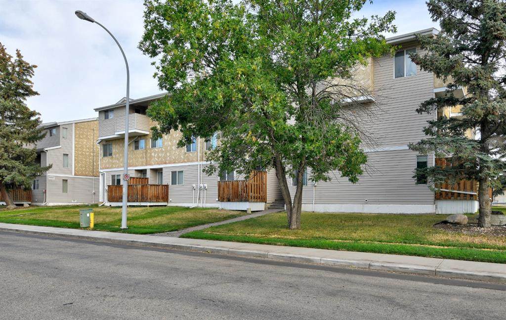 9736 82 Avenue - Photo 1