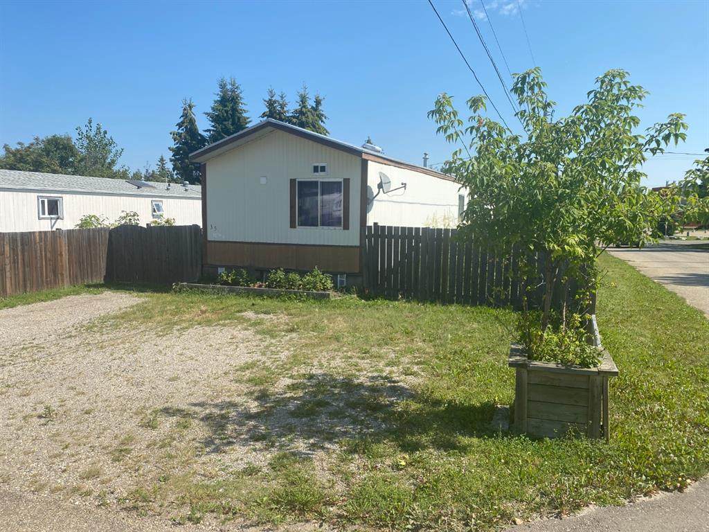 5211 55 Avenue - Photo 1