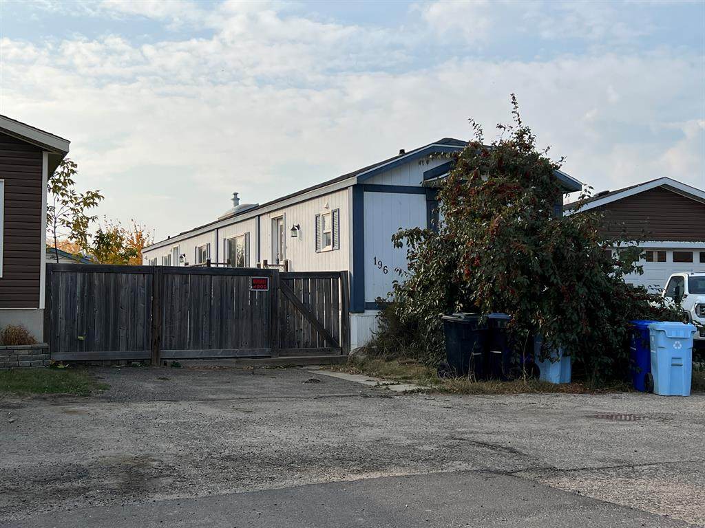 196 Grenoble Crescent - Photo 1