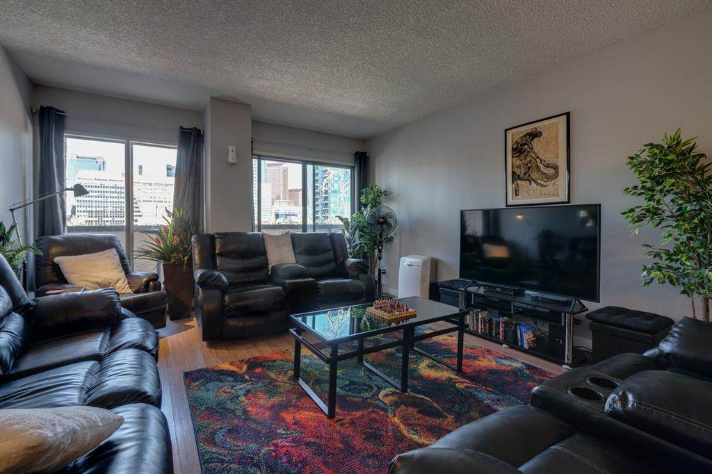 330 15 Avenue - Photo 1