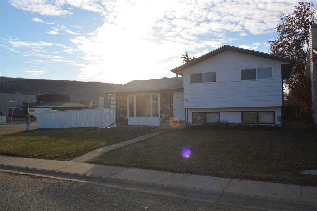 9713 76 Avenue - Photo 1