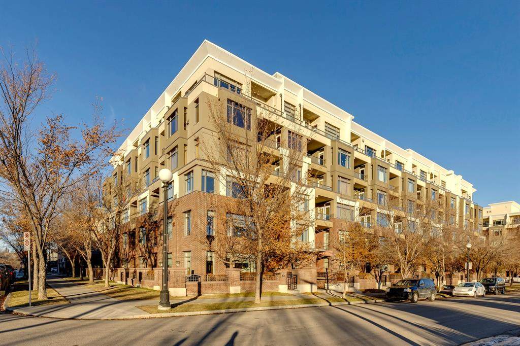 910 Centre Avenue - Photo 1