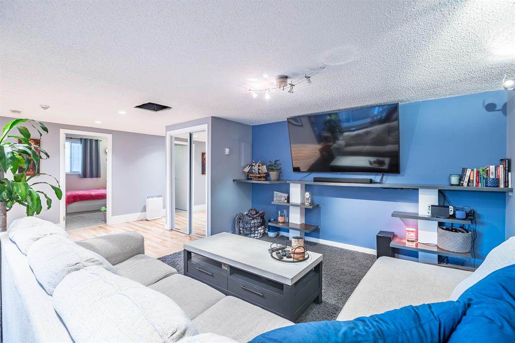 128 15 Avenue - Photo 1