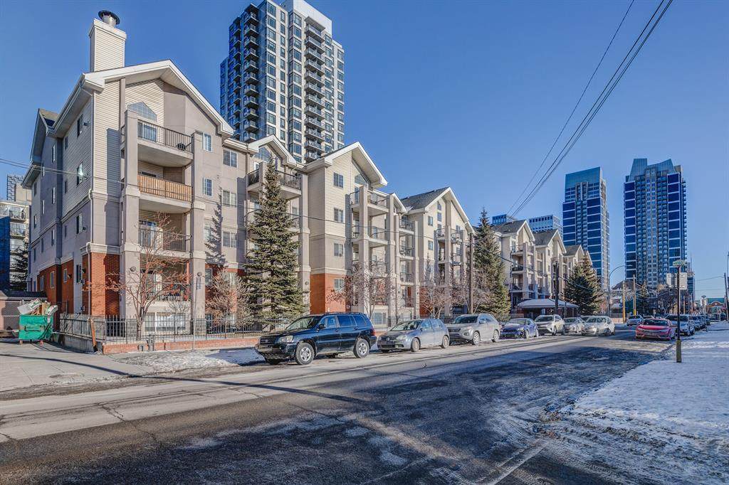 126 14 Avenue - Photo 1