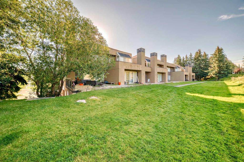 305 Village Mews - Photo 1