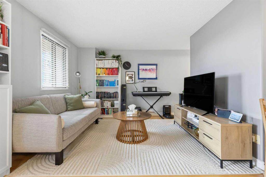 111 14 Avenue - Photo 1