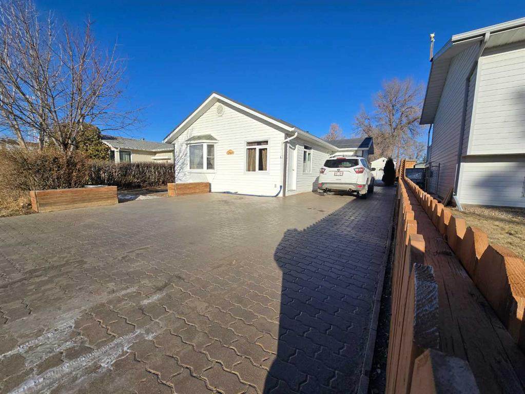 210 2 Avenue - Photo 1