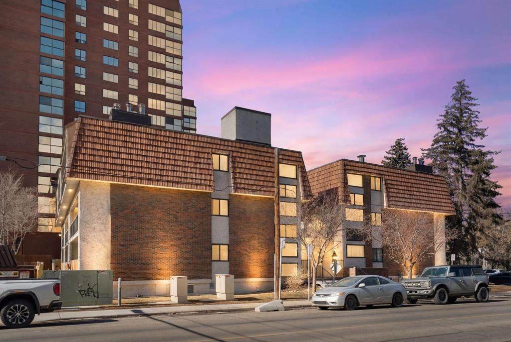 305 25 Avenue - Photo 1