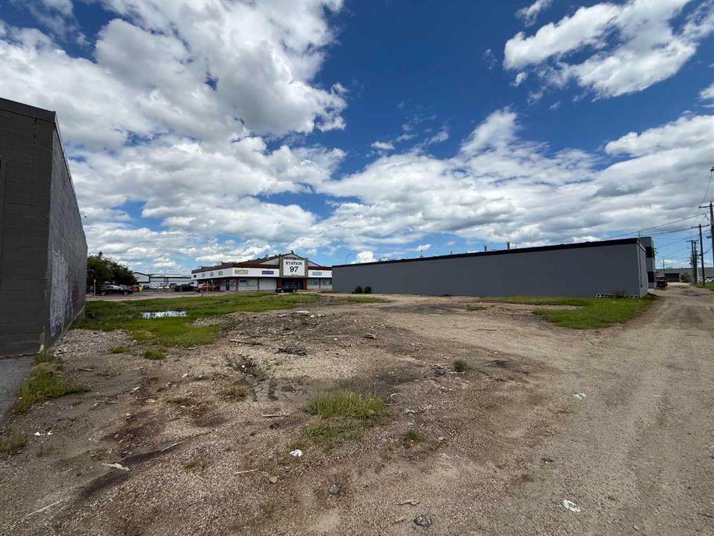 9821/23/25 97 Avenue - Photo 1