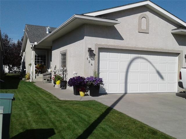 124 Riverside Crescent - Photo 1