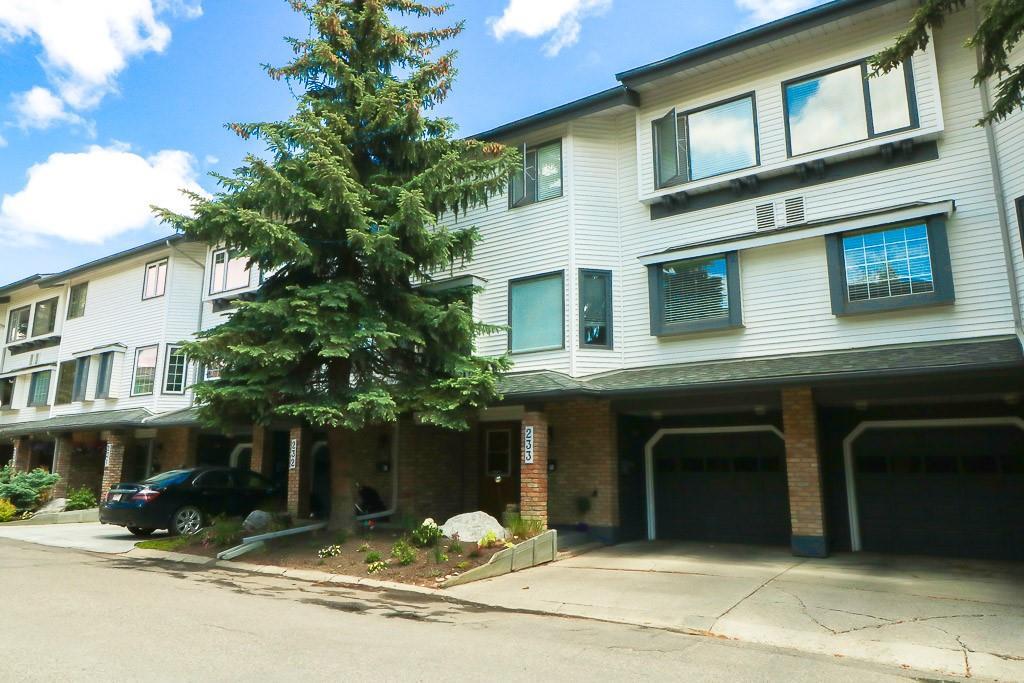 4037 42 Street - Photo 1