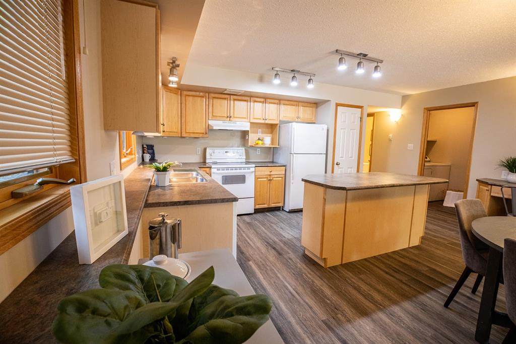 359 4 Street - Photo 1