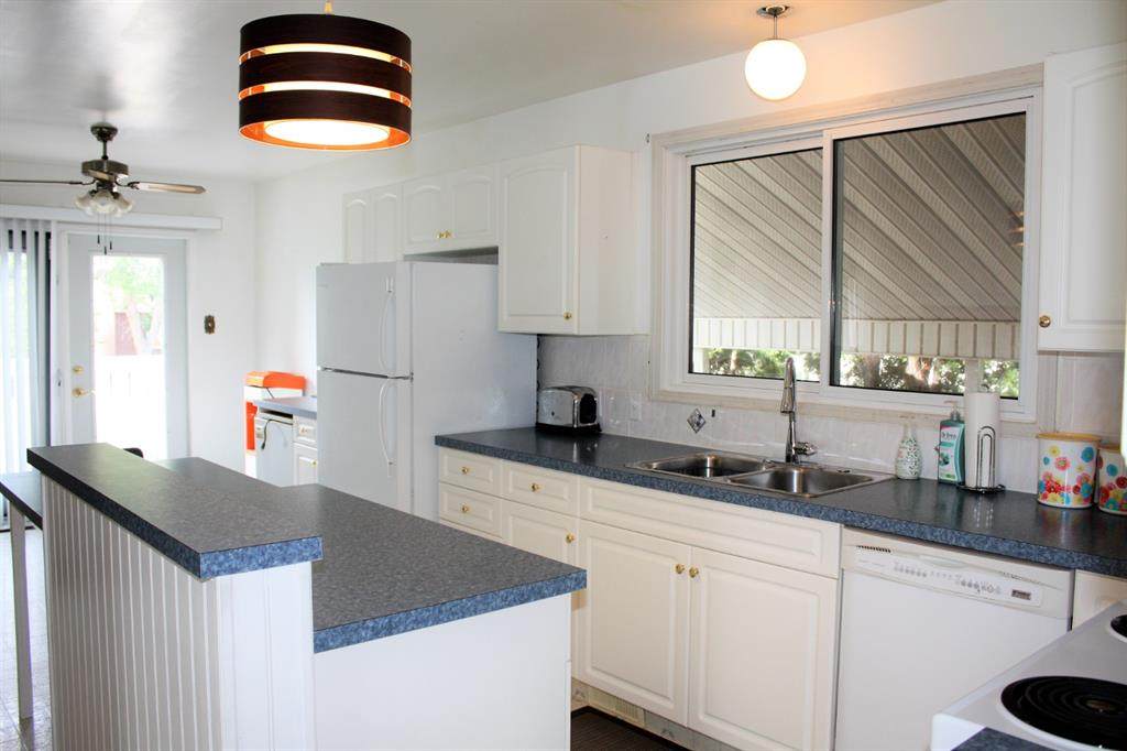 215 4 Street - Photo 1