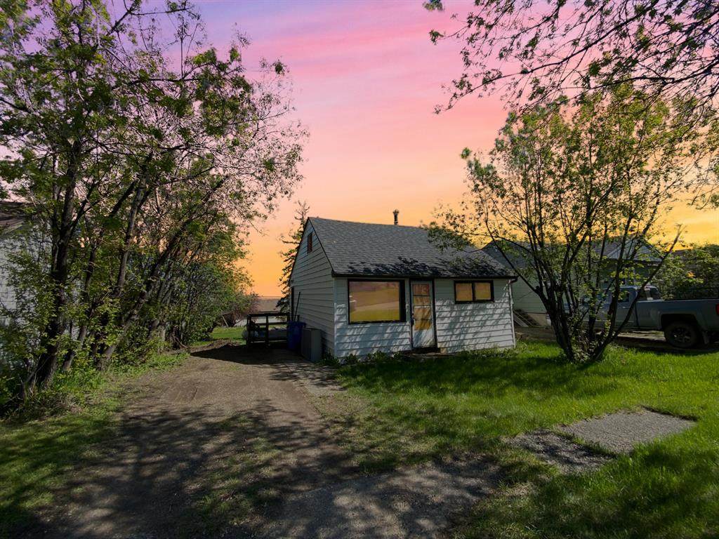 4813 46 Avenue - Photo 1