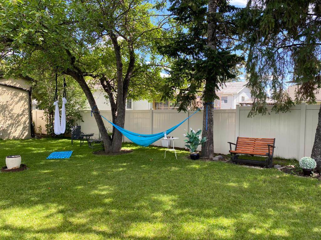 2207 44 Street - Photo 1