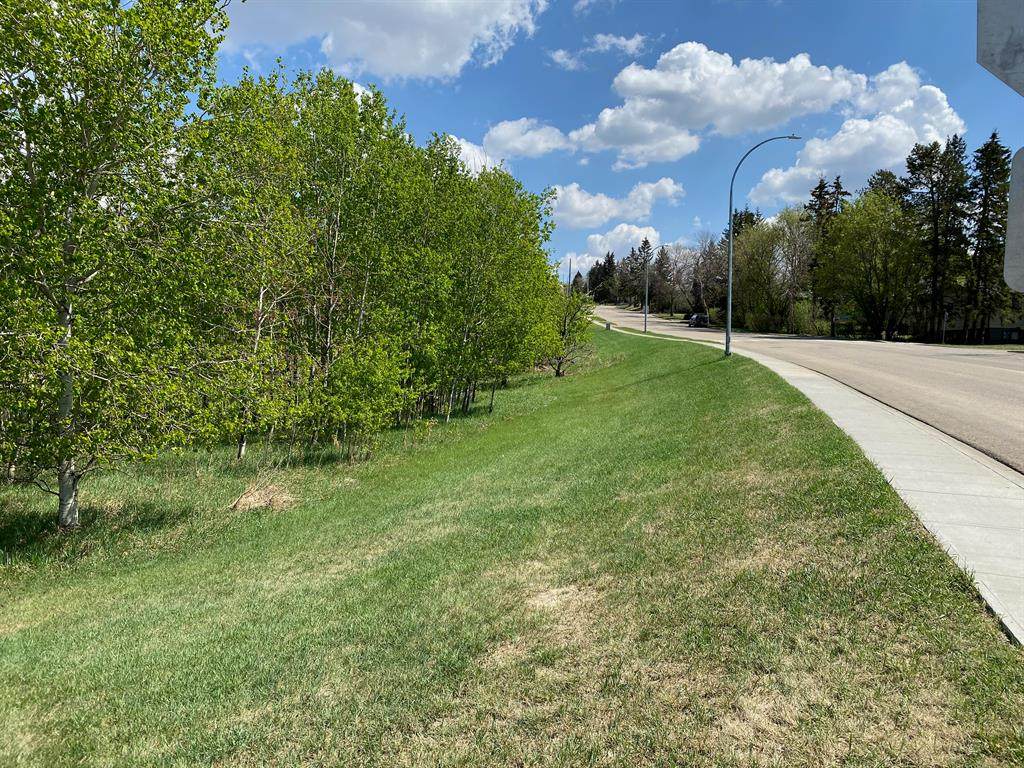 5005 46 Street - Photo 1