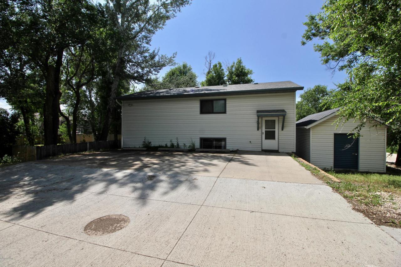 915 E 8th St - Photo 1