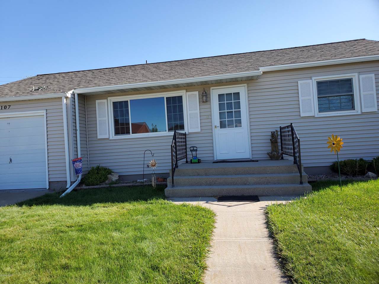 107 Cascade Ave - Photo 1