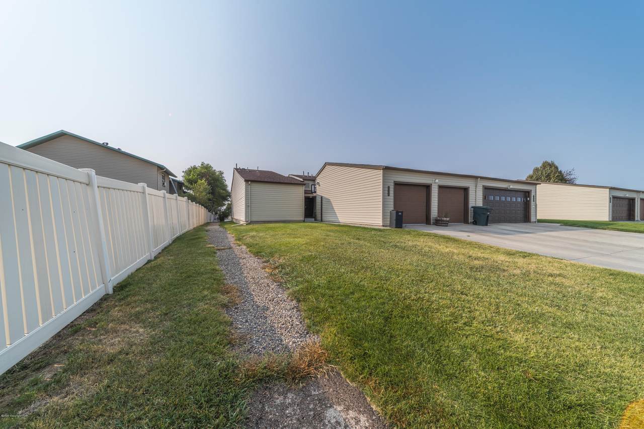 1128 E 9th St - Photo 1