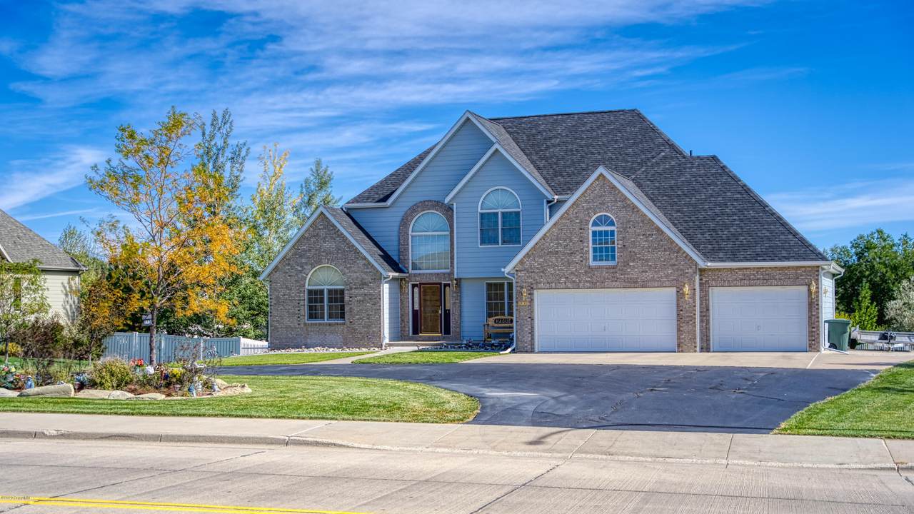 3303 Oakcrest Dr - Photo 1