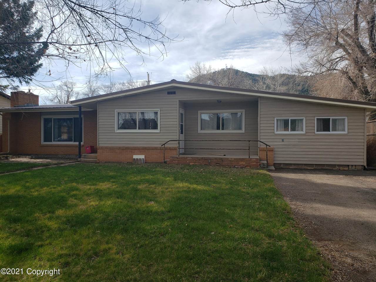 210 E Thompson St - Photo 1