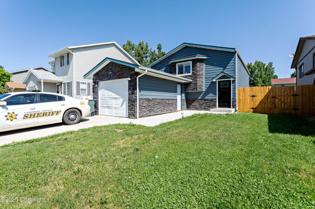 212 W Laurel St - Photo 1