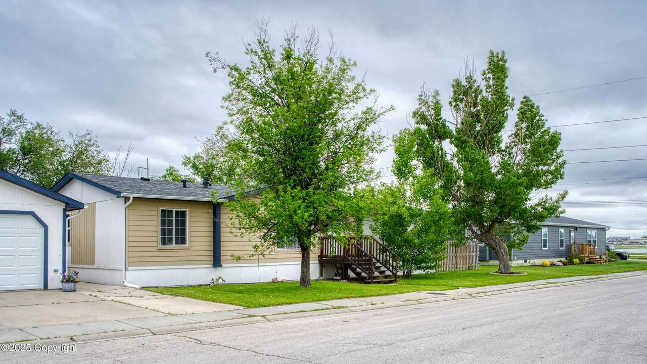 1404 Denver Ave - Photo 1