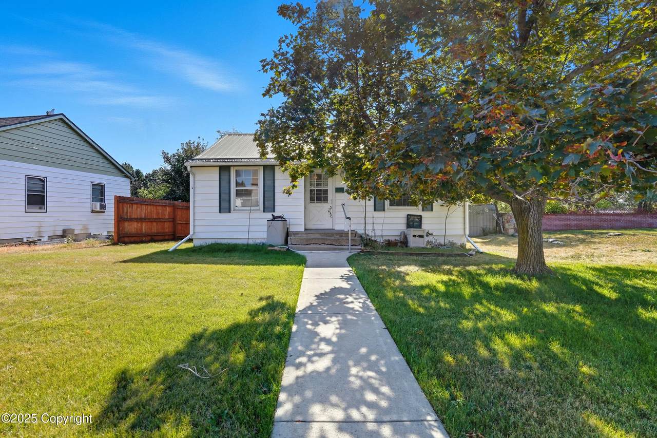 216 E Warwick St - Photo 1