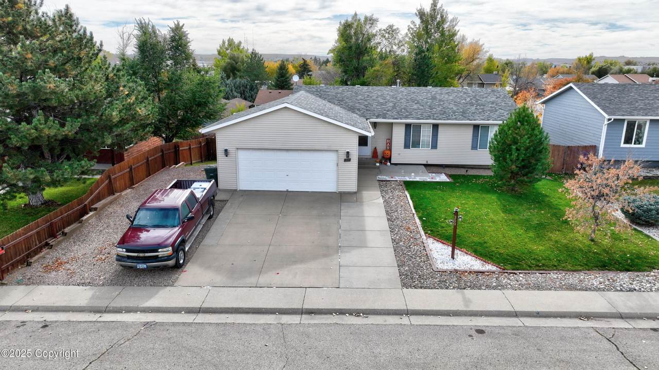 300 E Tonk St - Photo 1