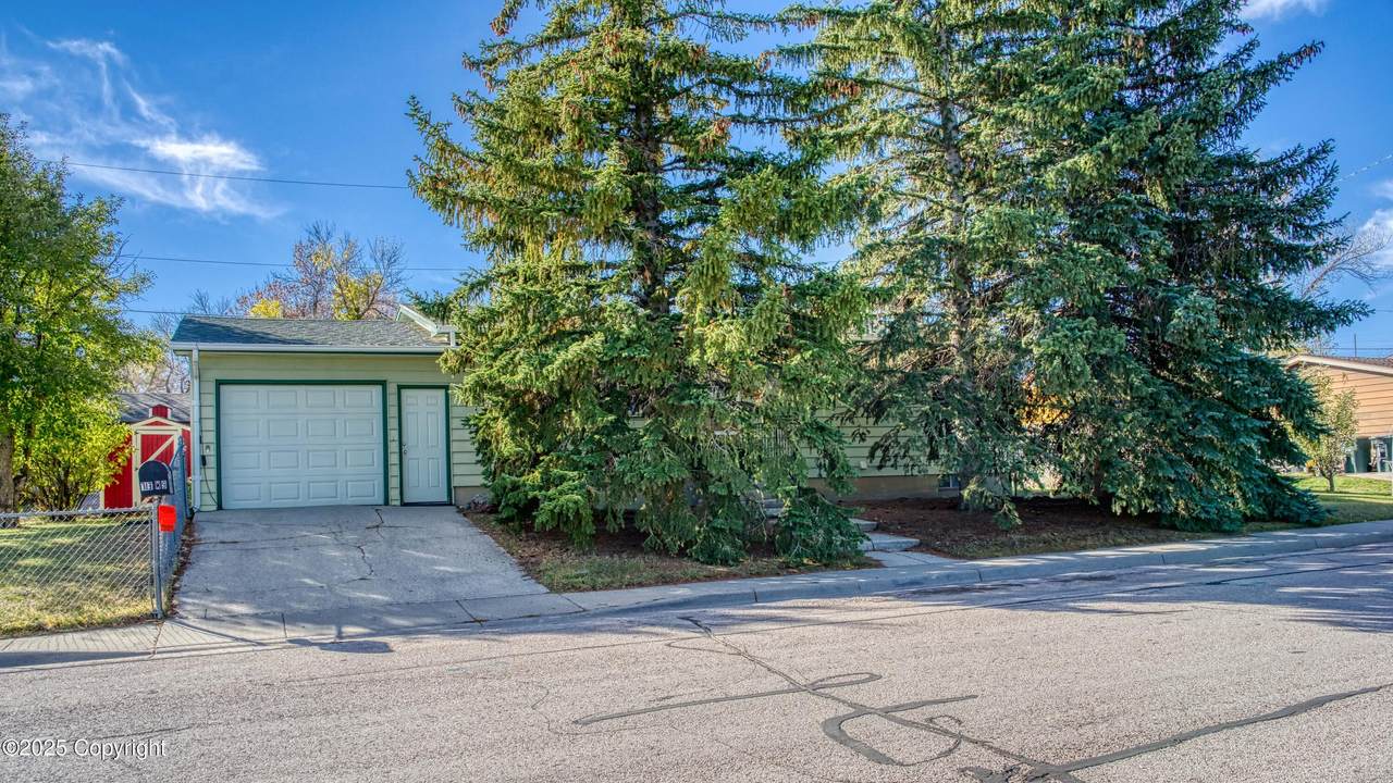 713 W 9th St - Photo 1