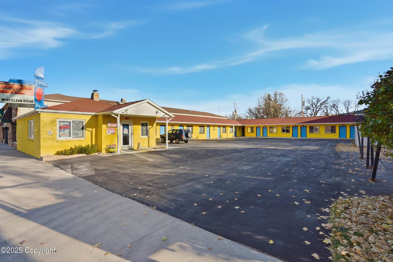 214 E Cleveland St - Photo 1