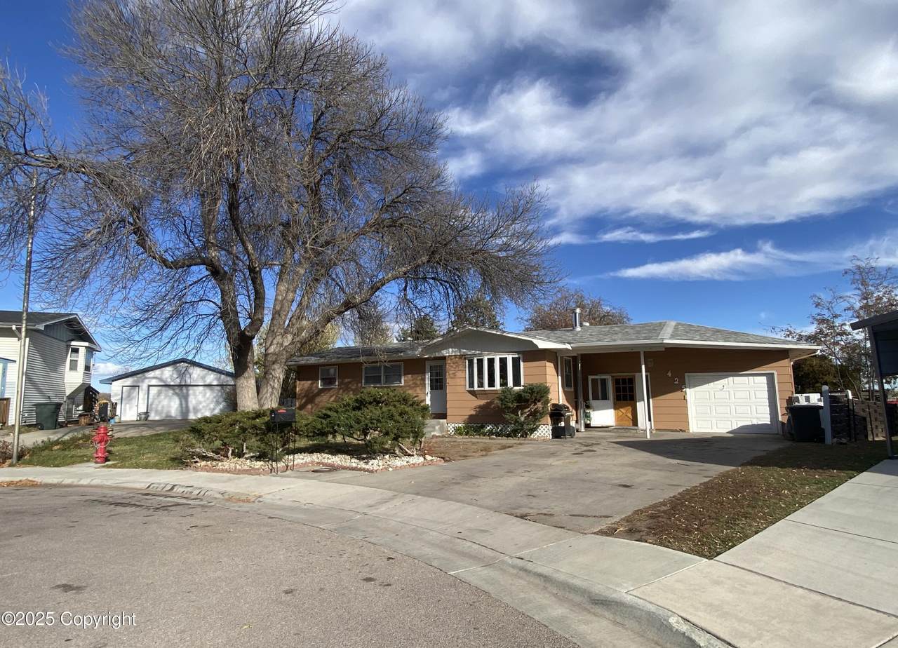 425 Circle Dr - Photo 1