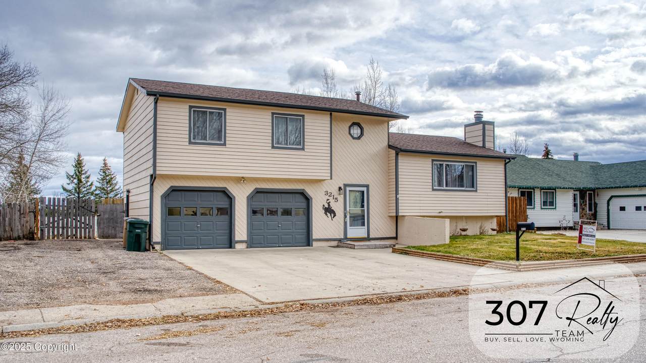 3215 Watsabaugh Dr - Photo 1