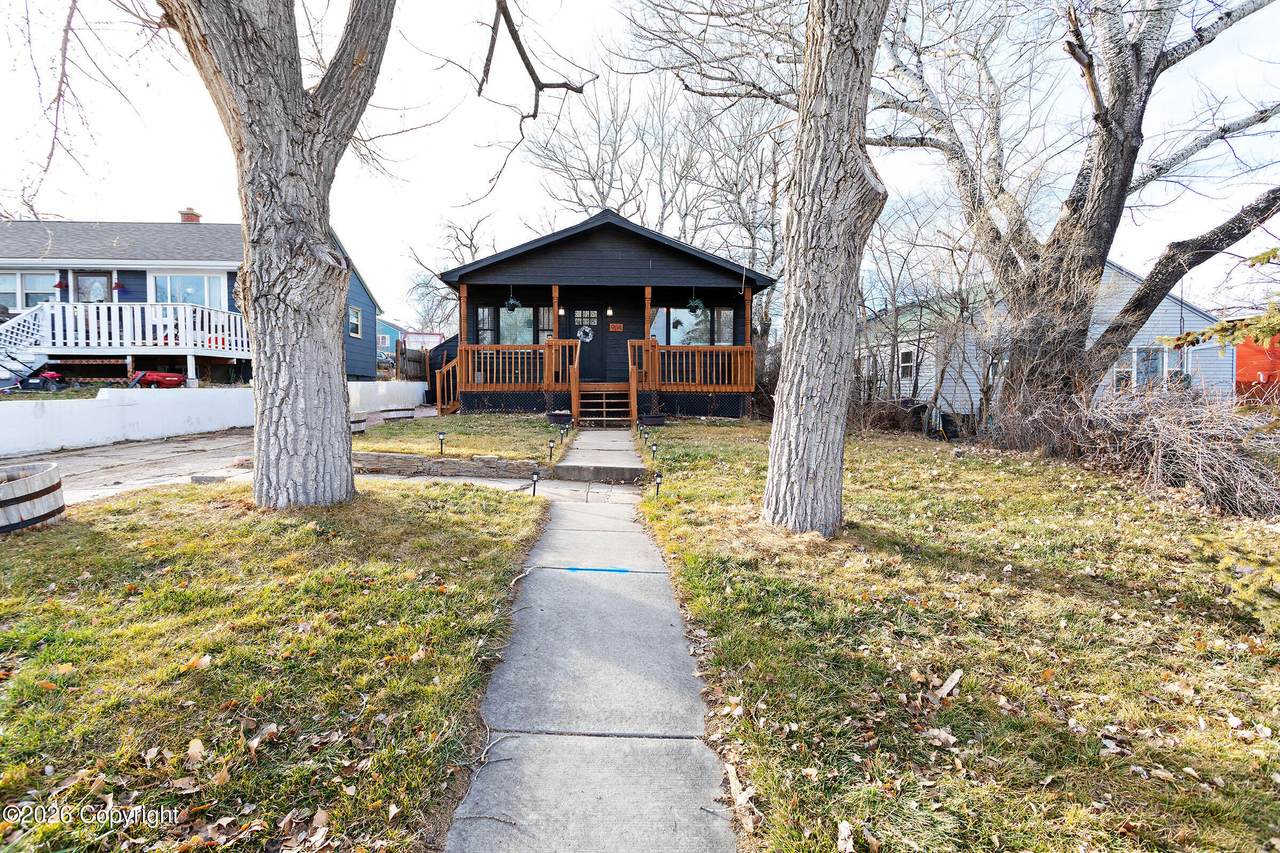 904 Gillette Ave - Photo 1