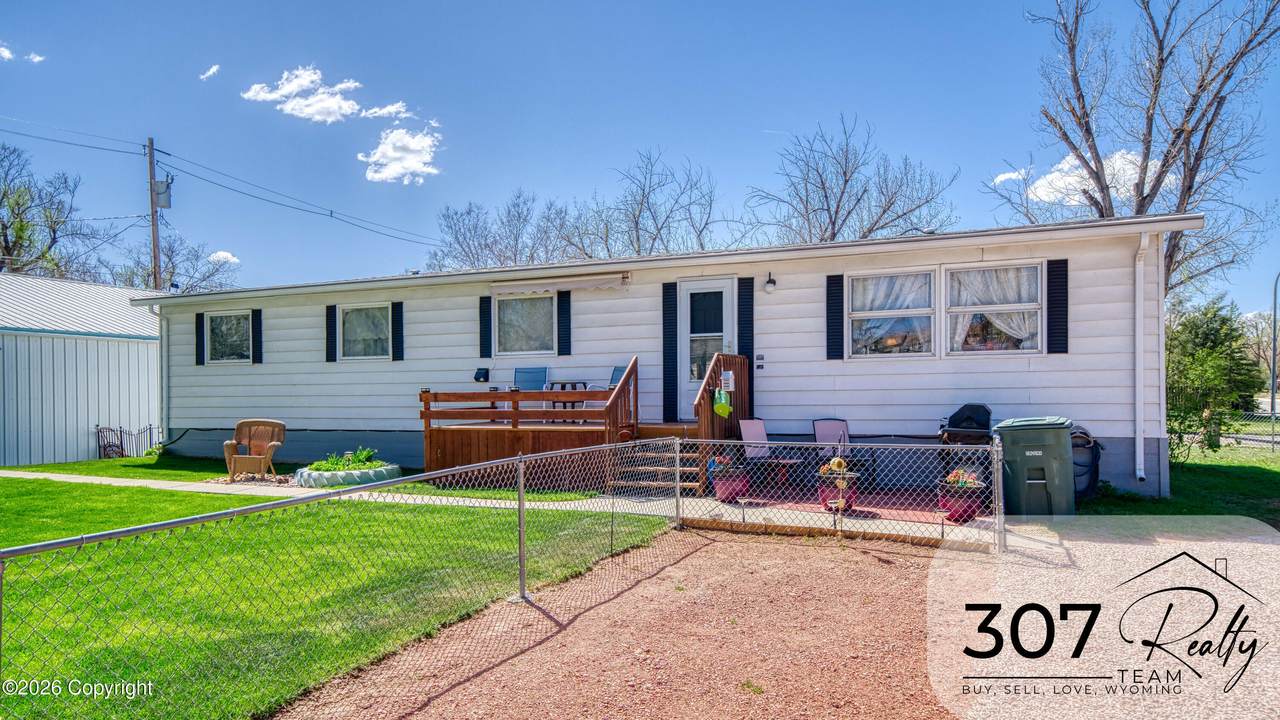 908 E 7th St - Photo 1