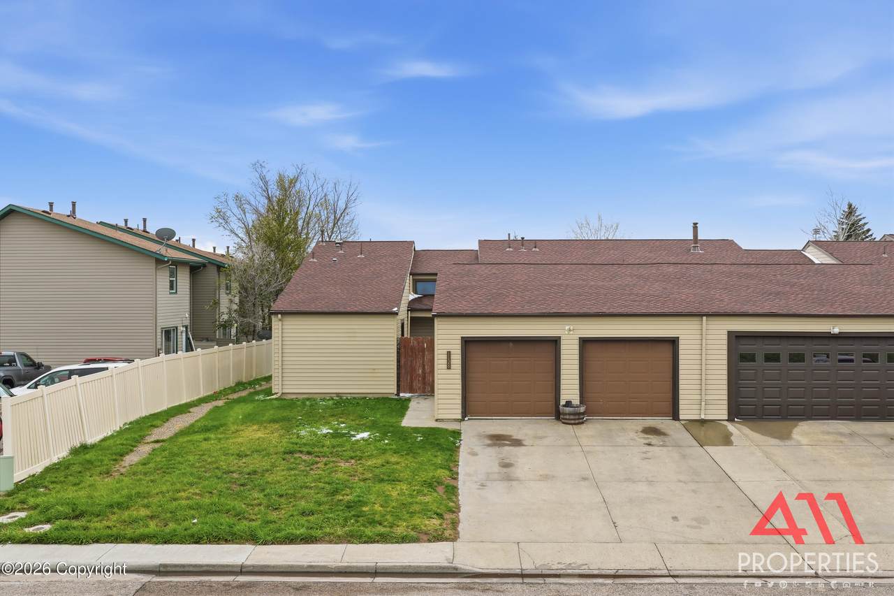 1128 E 9th St - Photo 1