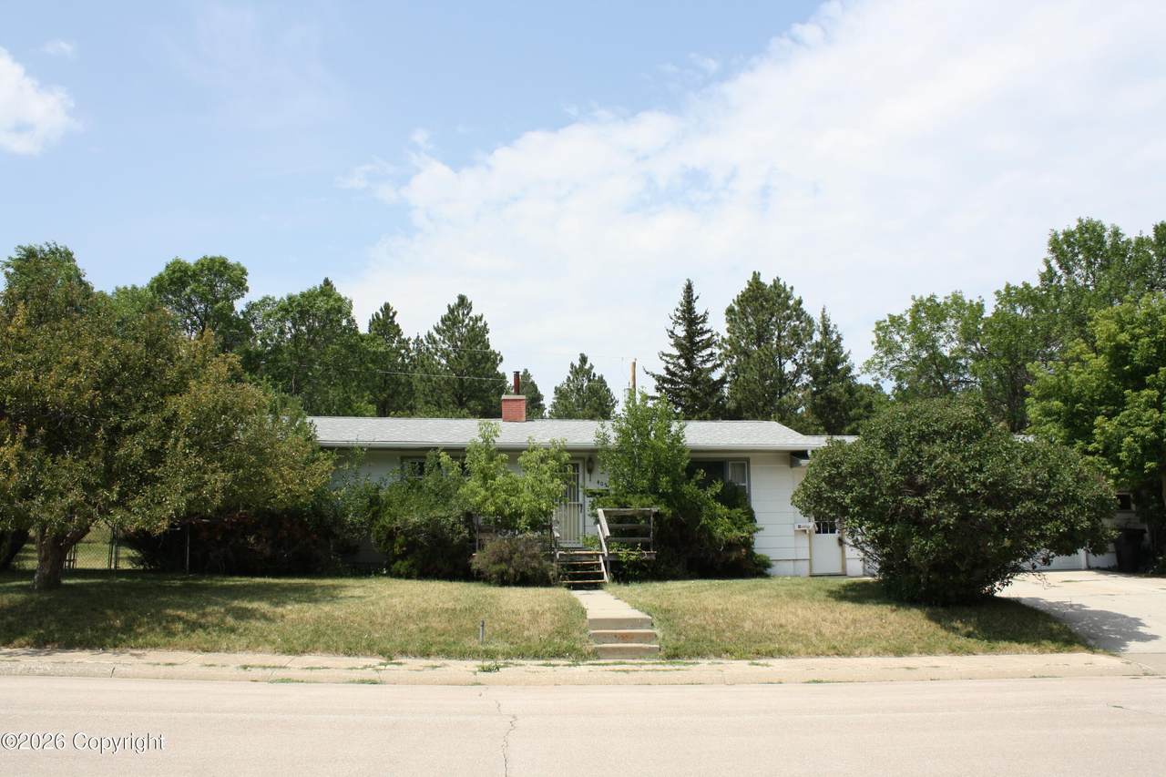 405 W Hillcrest St - Photo 1
