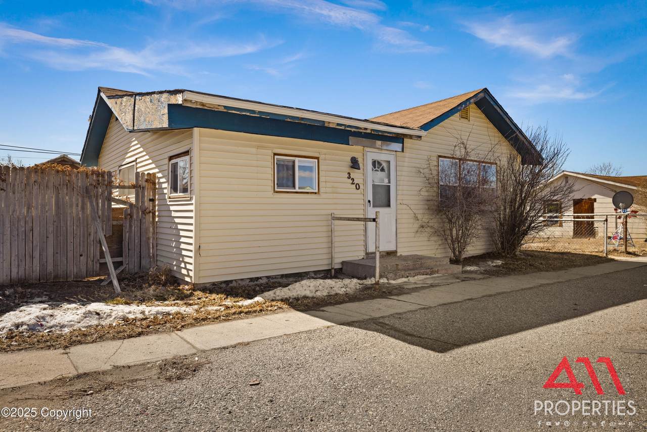 320 Watson St - Photo 1