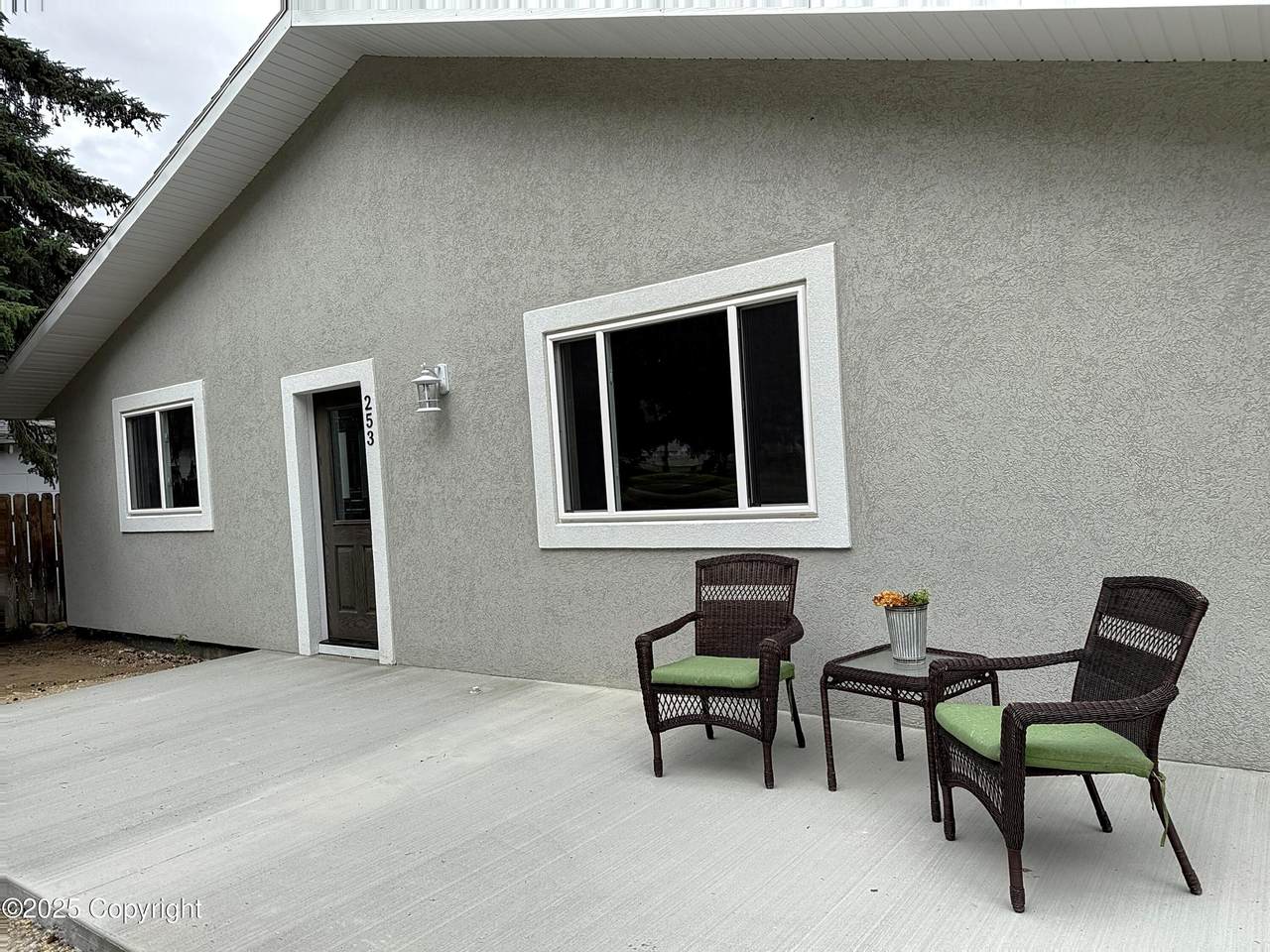 253 N Carrington Ave - Photo 1
