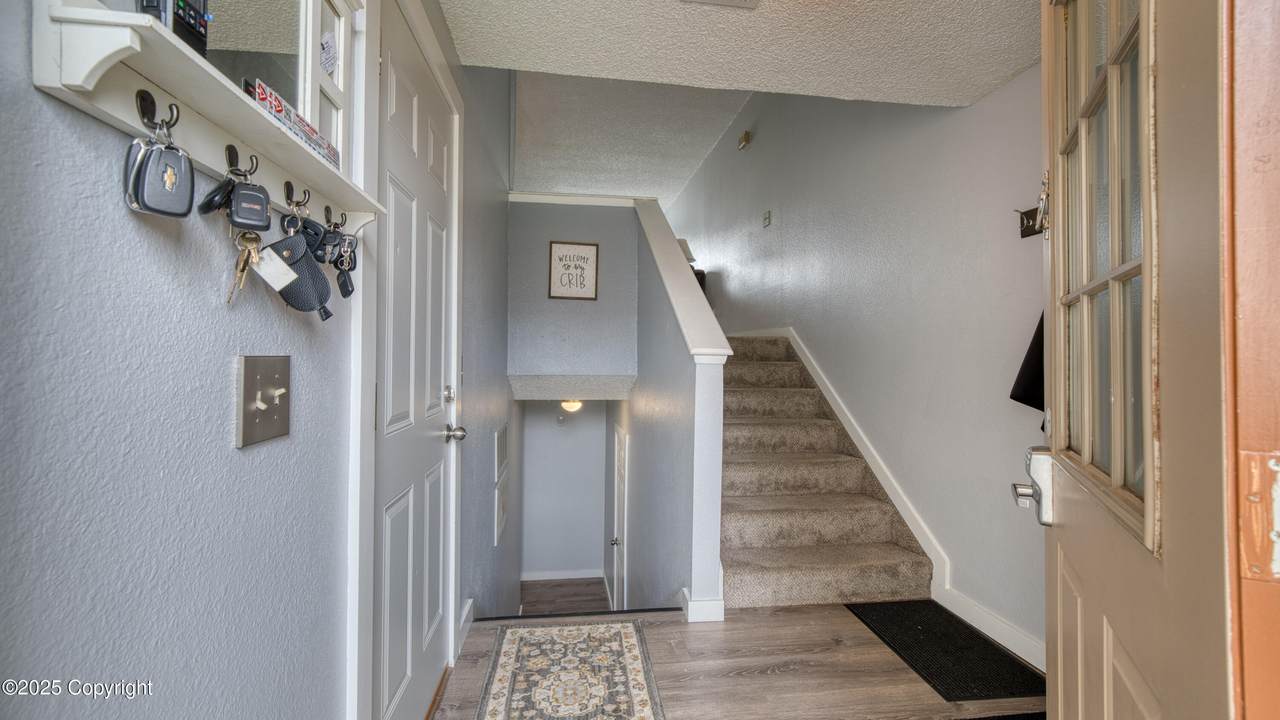 1028 E 9th St - Photo 1