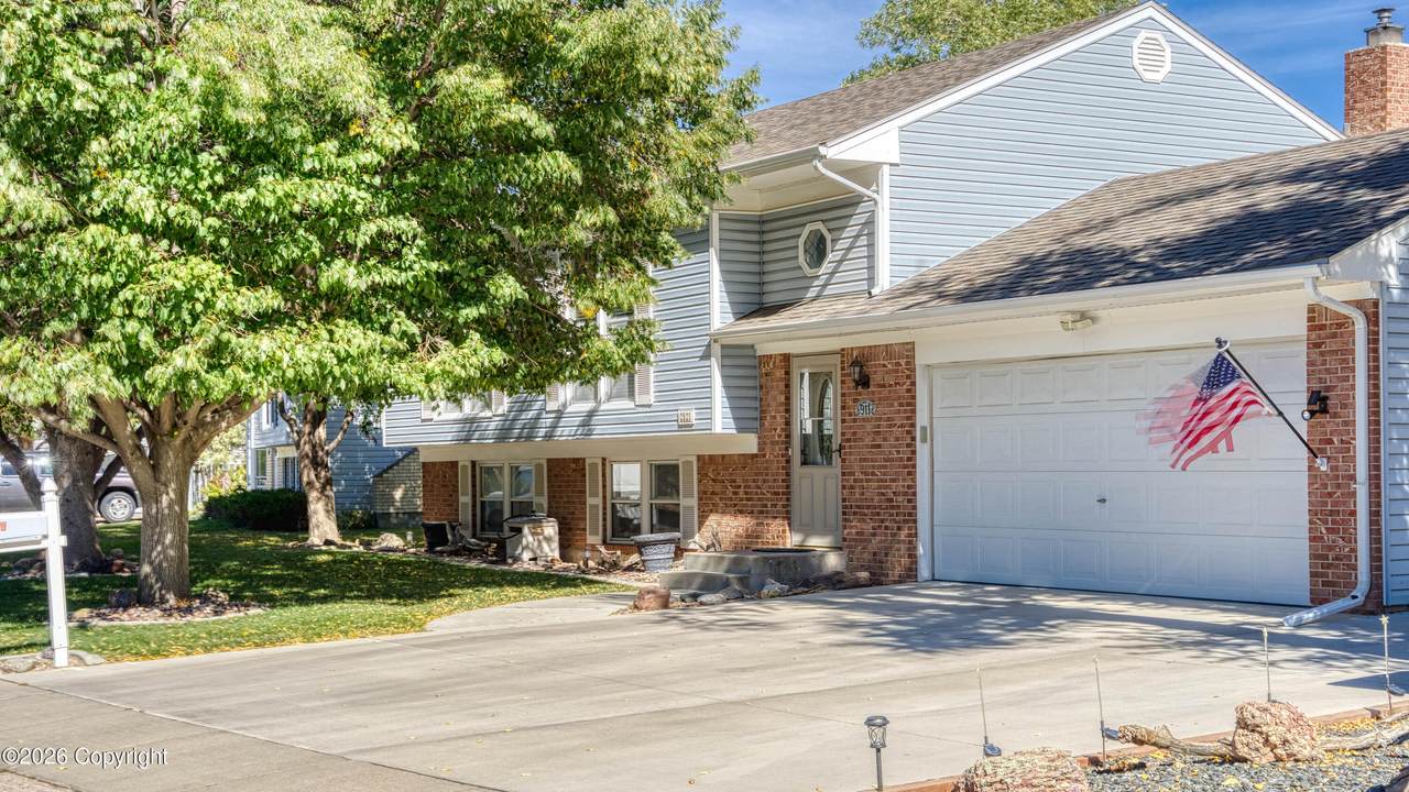 2521 Cascade Dr - Photo 1