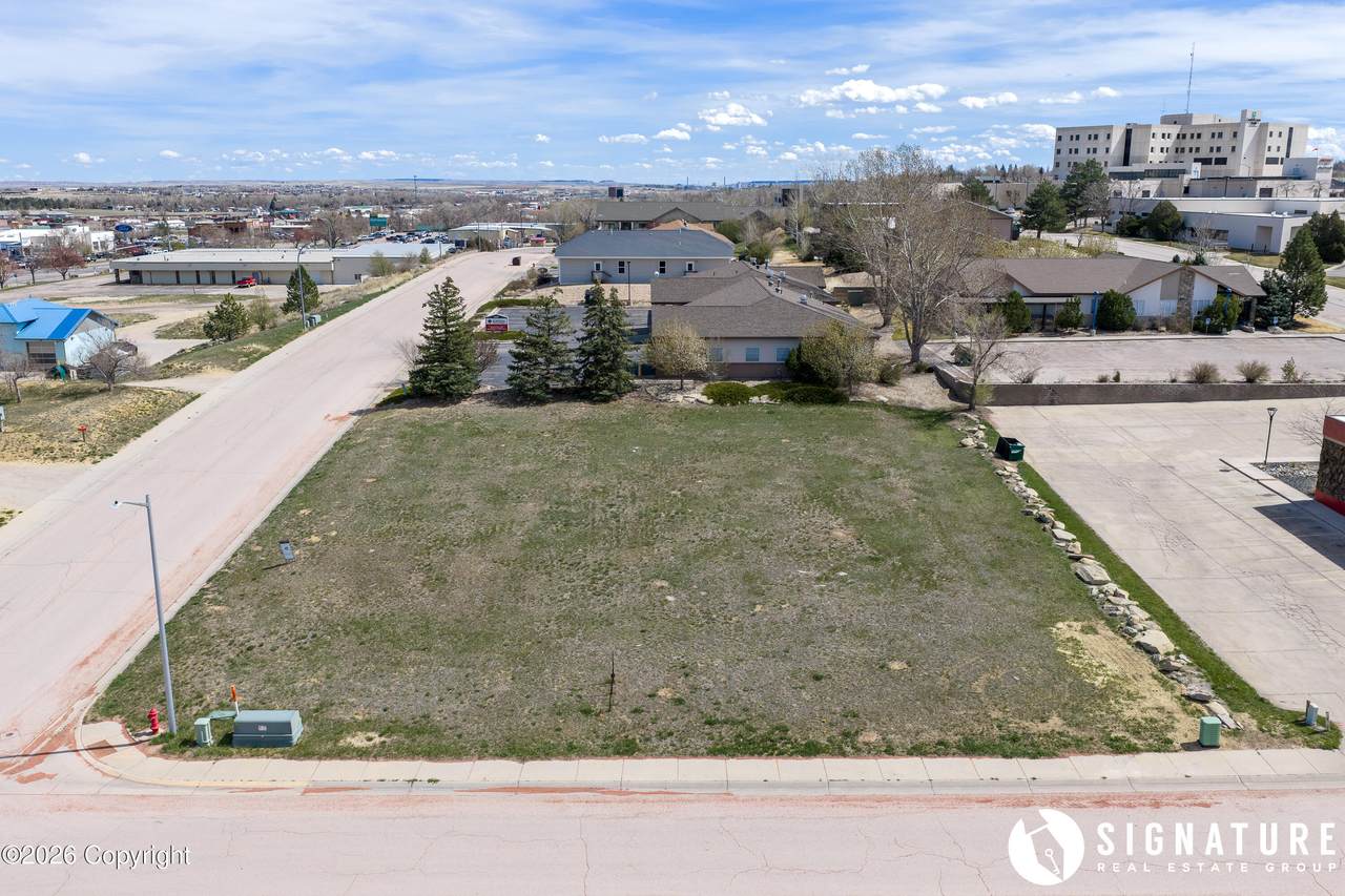 1403 W 3rd St - Photo 1