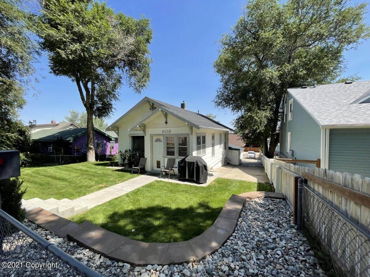 609 S Warren Ave - Photo 1