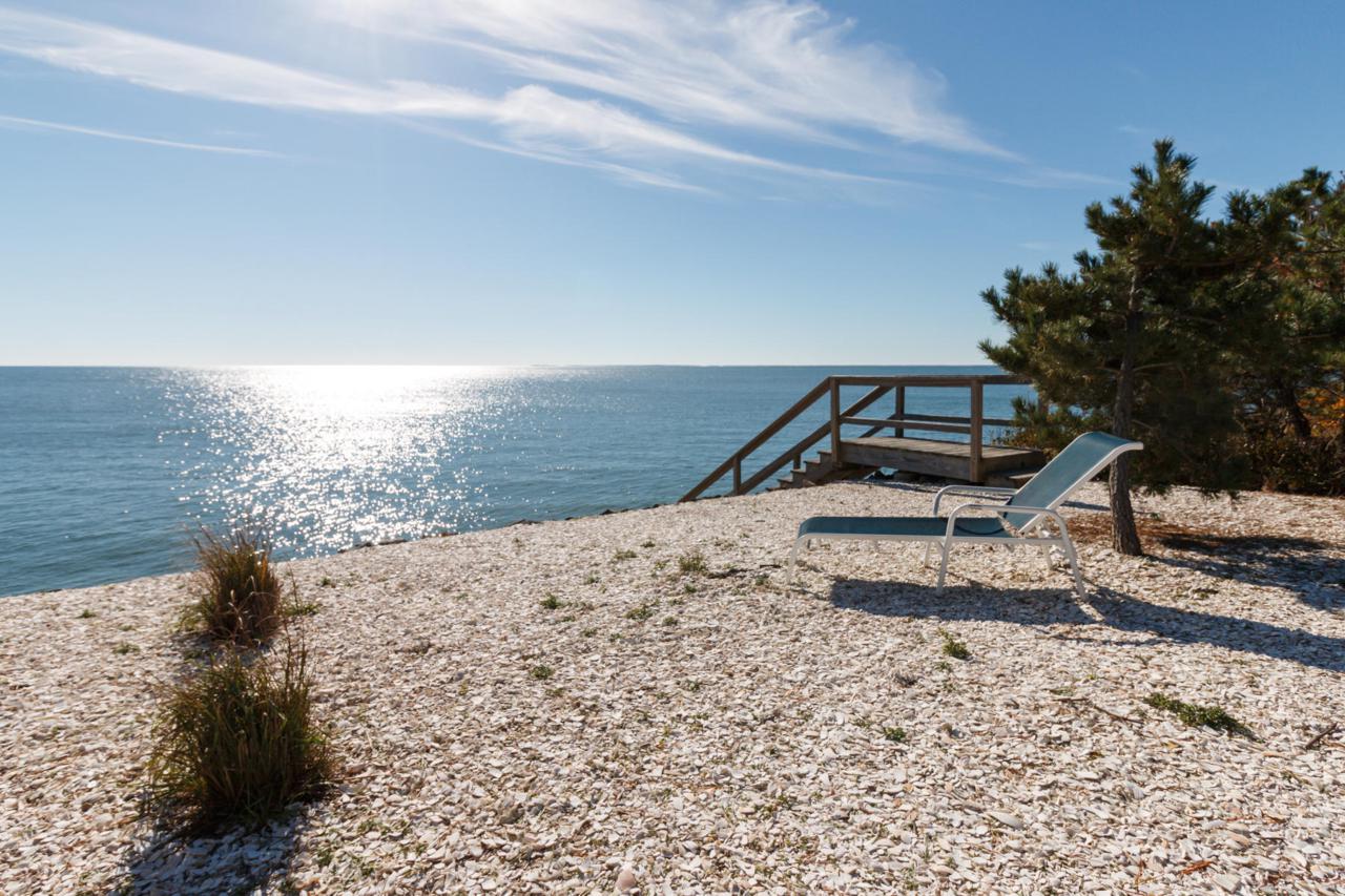 90 Shore Drive West - Photo 1