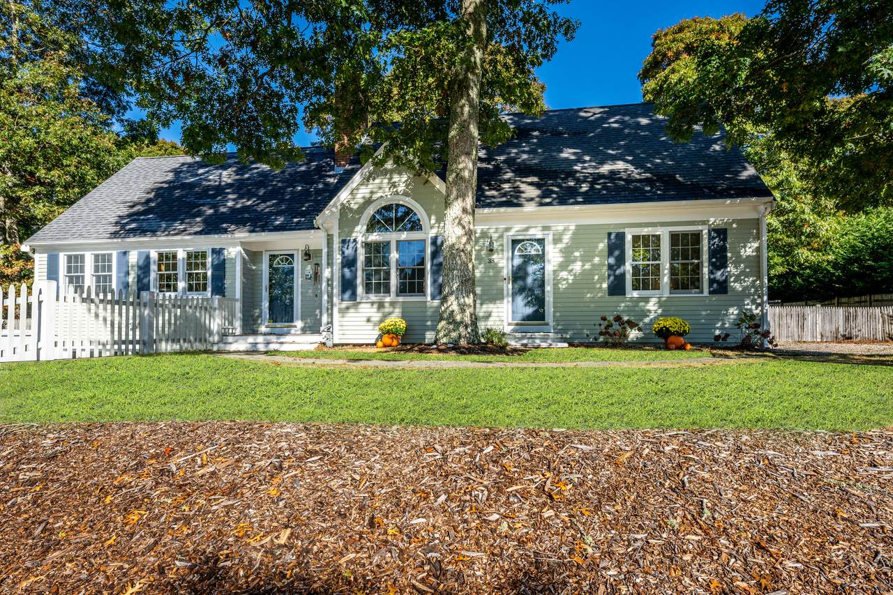 38 Suffolk Avenue - Photo 1