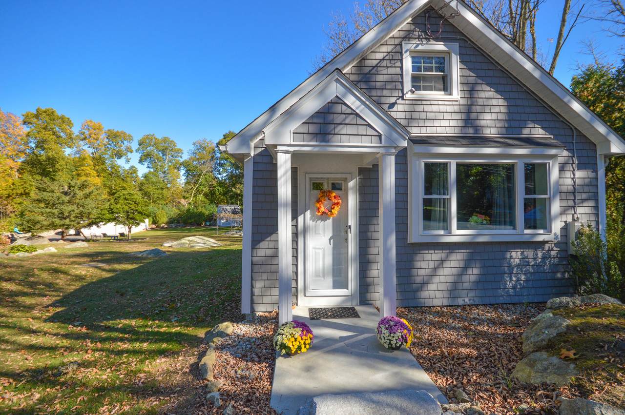 380 Middle Road - Photo 1
