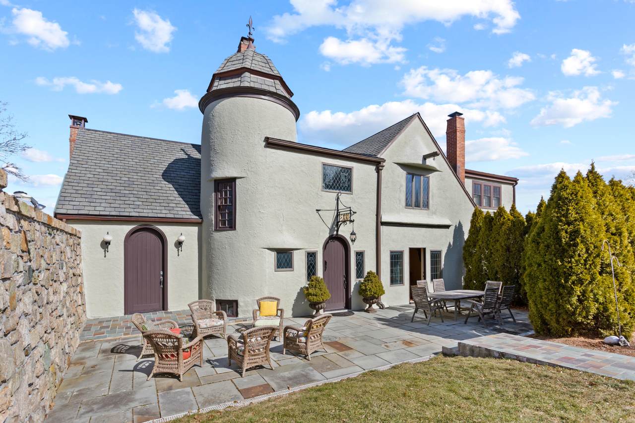21 Howe Road - Photo 1