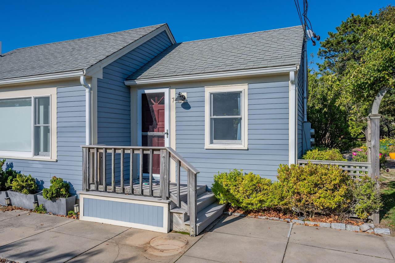 962 Commercial Street - Photo 1