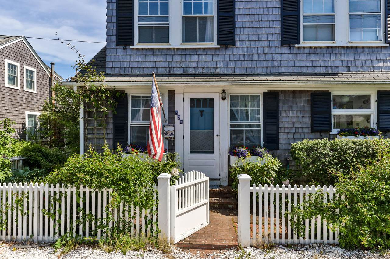 635 Commercial Street - Photo 1