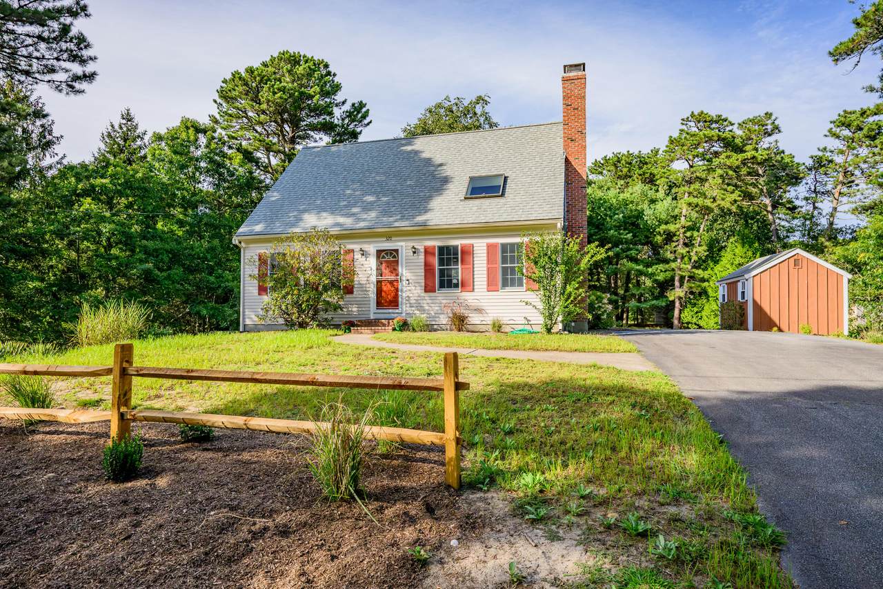 320 Foxwood Drive - Photo 1